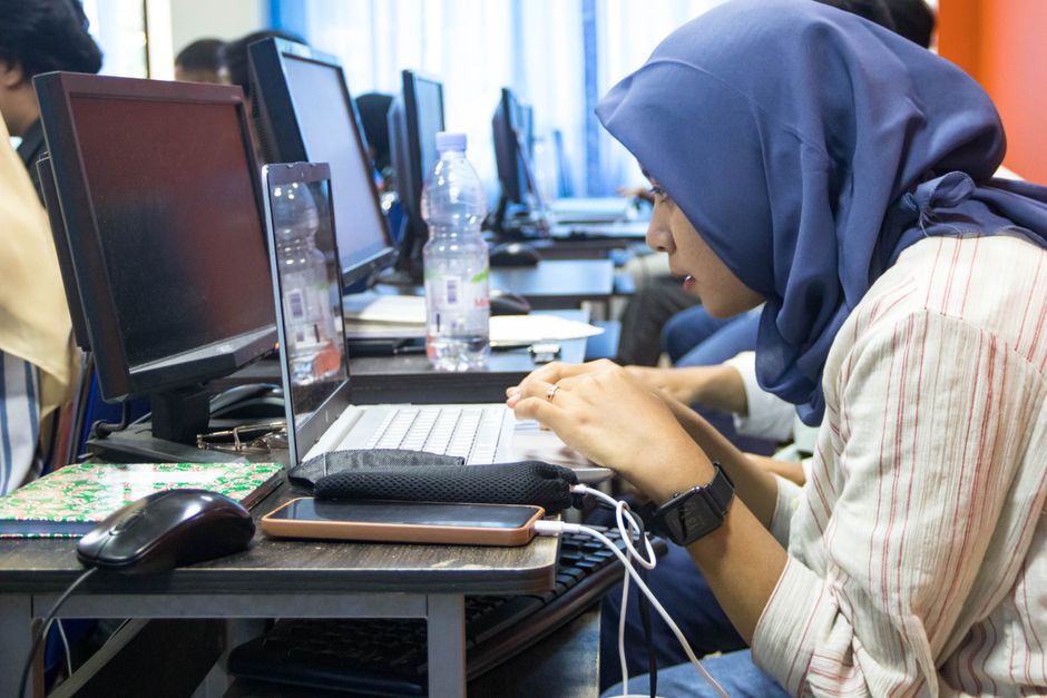 Trainerin erklärt Programmierung und Webdesign in der Pro Academy GmbH